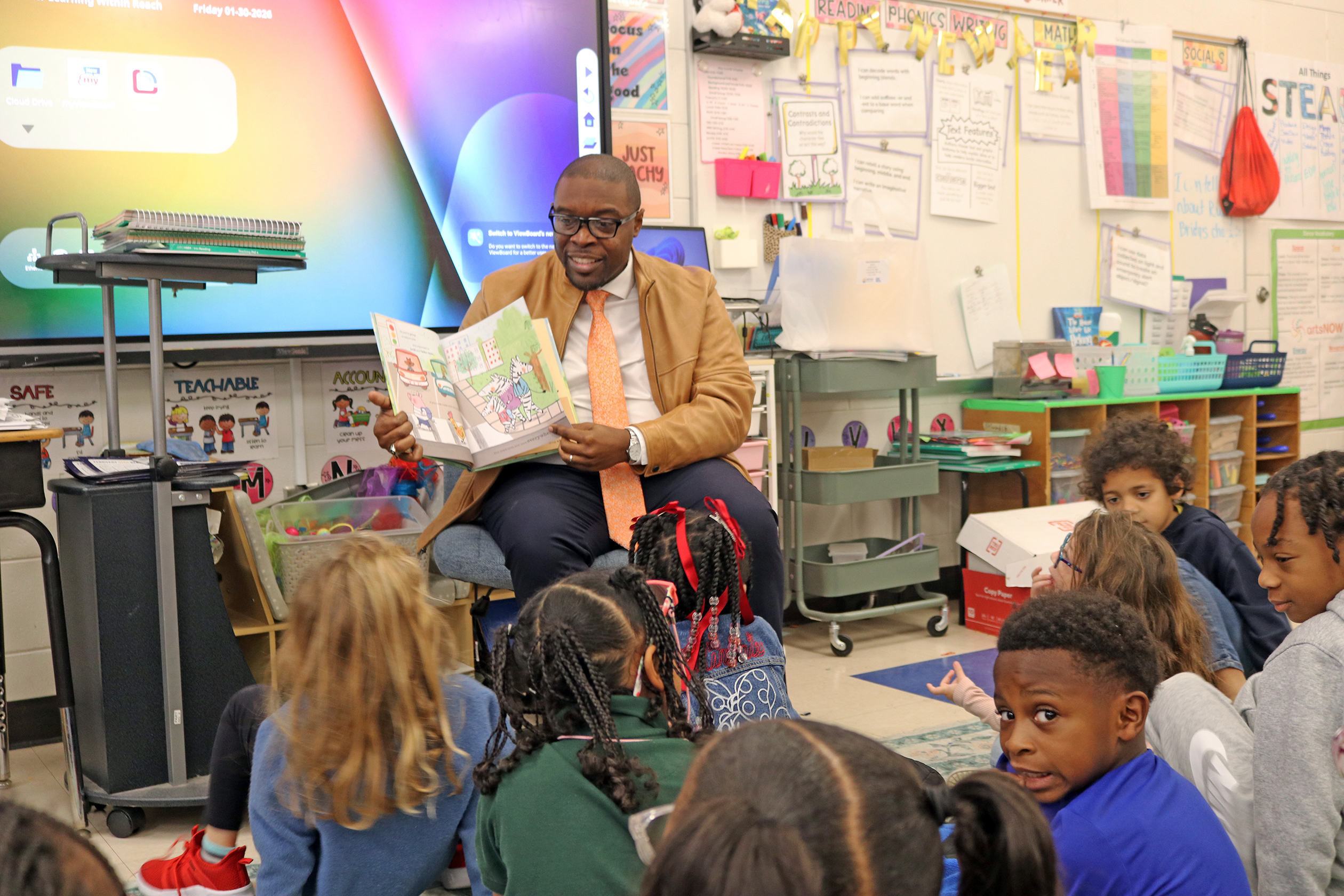 Dr. Jermaine Whirl, President of Savannah State University, reads to students